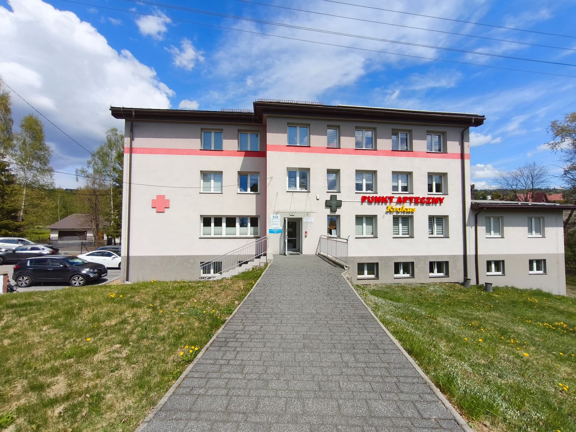 Widok na budynek, w którym znajduje się nasza przychodnia w Skomielnej Białej.